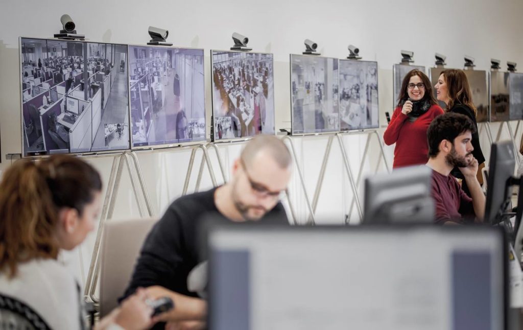 Empleados de Inditex haciendo calls con los contact center y calls center de todo el mundo desde Arteixo