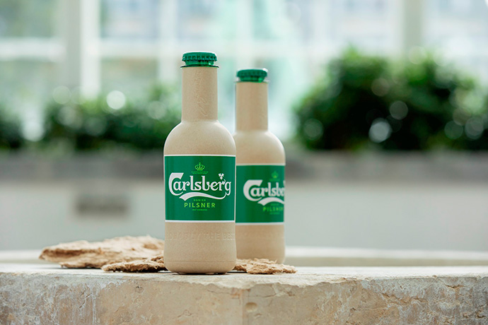 Carlsberg presenta dos botellas de papel diseñadas para contener cerveza