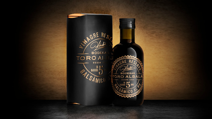 Pack premium para el vinagre balsámico “Gran Reserva 50 años de Bodegas Toro Albalá”, obra de Durero Packaging y Series Nemo.