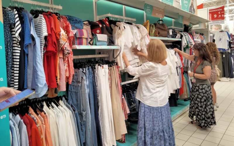 Alcampo y Moda re lanzan su segundo corner de ropa de segunda mano en Euskadi DARetail. La actualidad del mundo del retail la distribucion comercial los puntos de venta y las franquicias Alcampo y Mo...