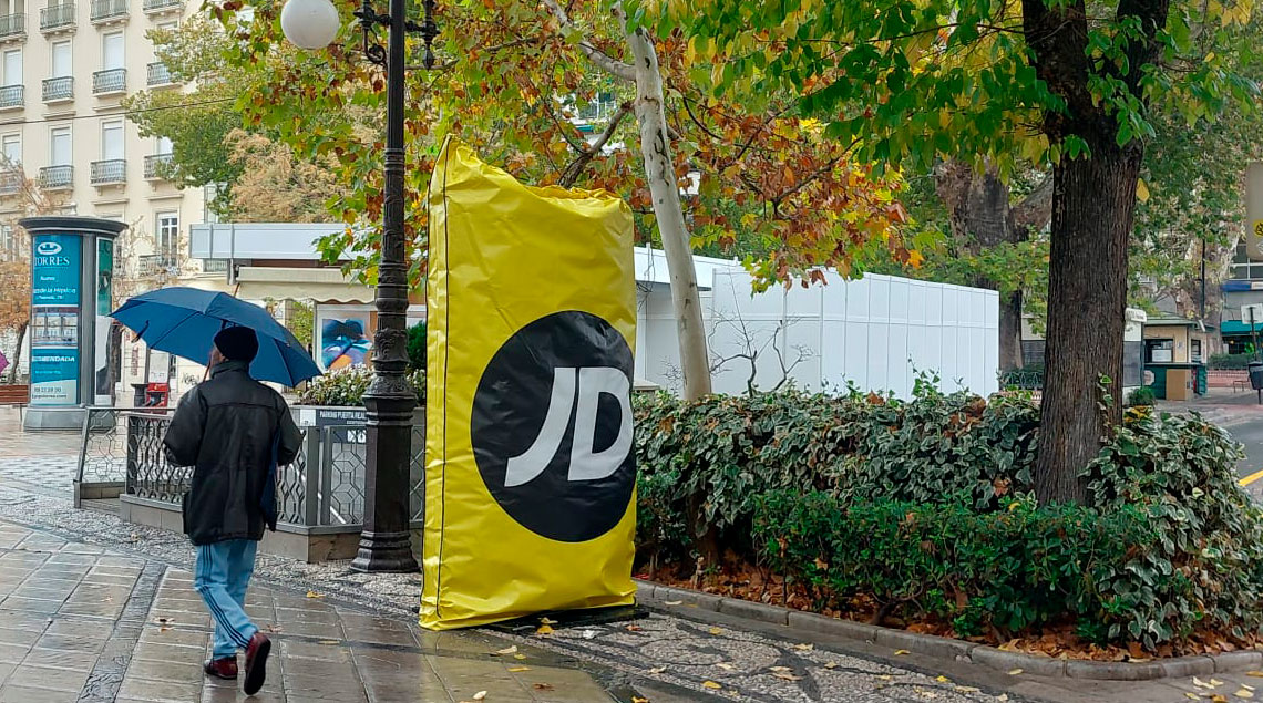La bolsa de JD Sports se convierte en mupi en su nueva campaña