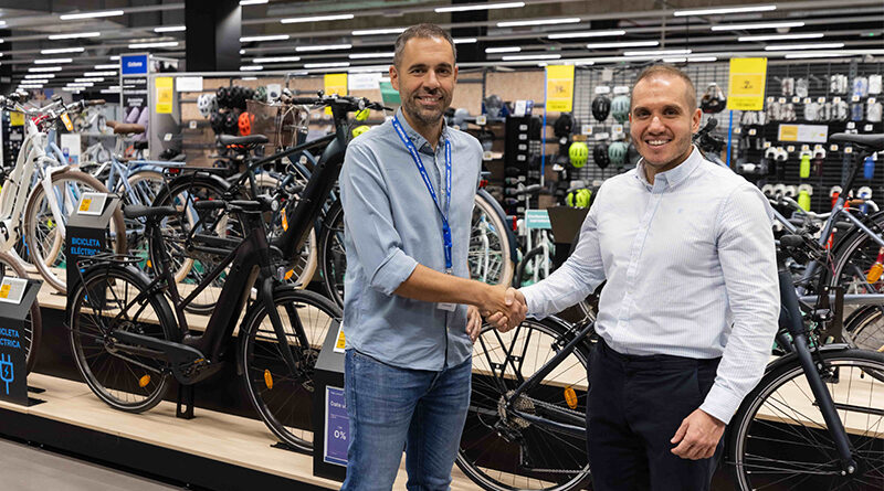 La colaboración entre Decathlon y AMBE buscan desarrollar estrategias comunes que impulsen el uso de la bicicleta