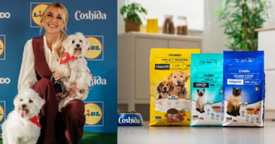 Cayetana Guillén Cuervo, embajadora de la nueva línea de alimentación premium posa junto a sus mascotas