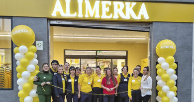 La reapertura se celebró con el tradicional corte de cinta por parte de los trabajadores.