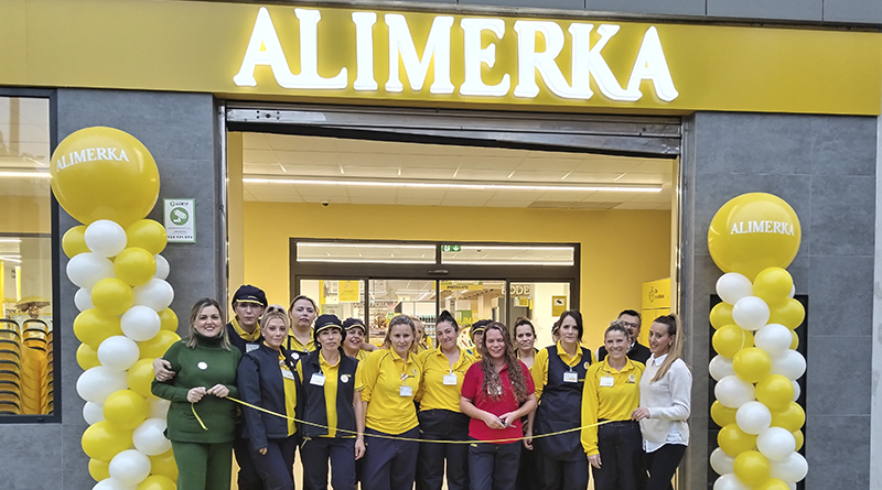 La reapertura se celebró con el tradicional corte de cinta por parte de los trabajadores.