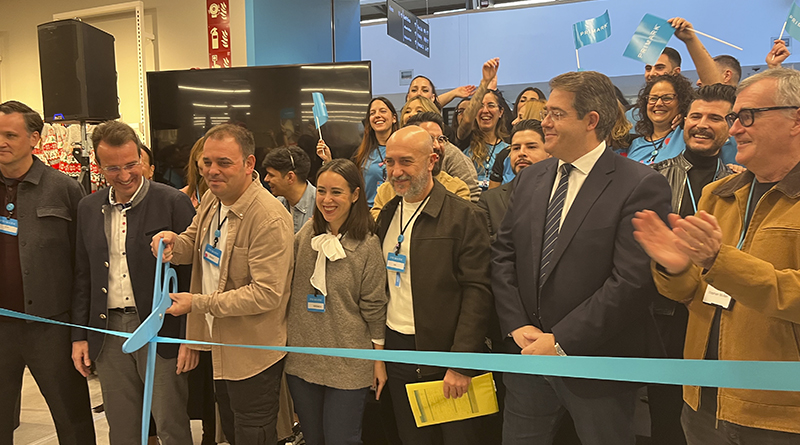 David Salgado, store manager de Primark junto al alcalde de Leganés y los empleados del espacio durante la reapertura de la tienda