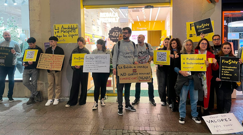 Empleados afectados por el ERE protestante en la entrada de la tienda de Reus (Tarragona). 