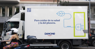 El proyecto piloto se ha iniciado con tres camiones que ya circulan por las provincias Barcelona y Granada distribuyendo productos lácteos refrigerados y agua mineral natural