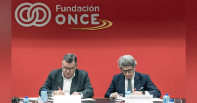 El convenio ha sido suscrito por el director de Relaciones Sociolaborales, Pablo Tauroni López de Rodas, y el director general de Fundación ONCE, José Luis Martínez Donoso