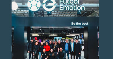 Imagen del equipo de Fútbol Emotion en una de sus tiendas en Milán en el Centro Comercial Il Centro, en Arese