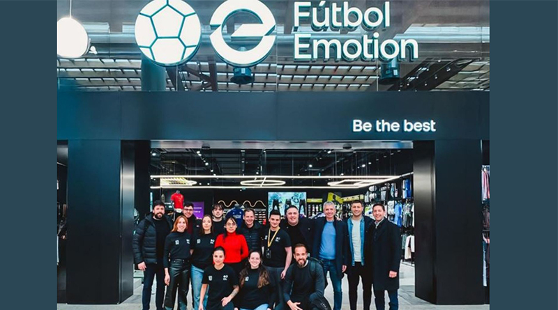 Imagen del equipo de Fútbol Emotion en una de sus tiendas en Milán en el Centro Comercial Il Centro, en Arese