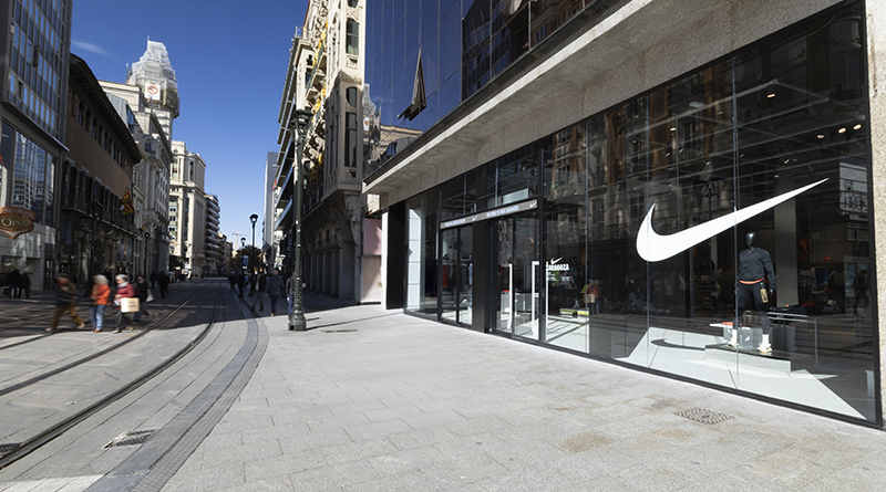 Nike aterriza en pleno centro de Zaragoza con una tienda que tiene presente a las mujeres y niñas fans del deporte