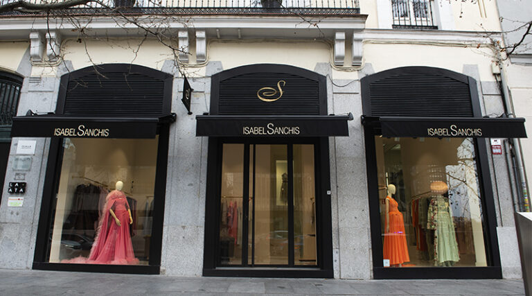 La boutique se articula en tres niveles que ordenan de forma orgánica las distintas líneas de la casa