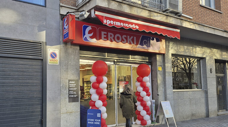 El establecimiento apuesta por un trato personalizado, una oferta destacada de productos locales y fresco