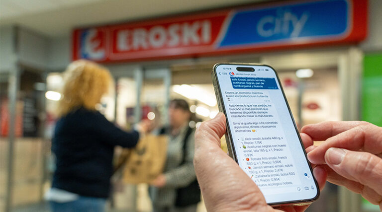 El sistema permite al usuario hacer la compra mediante mensajes de texto o de voz, e incluso enviar imágenes