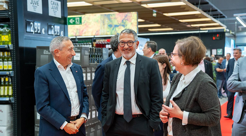 La inauguración contó con la participación del conseller de Empresa y Trabajo de la Generalitat de Cataluña, Miquel Sàmper, y de la presidenta de Mercabarna y teniente de alcalde del Ayuntamiento de Barcelona, Raquel Gil