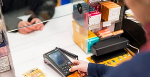 La falta de cajeros dificulta sacar dinero al 53% de los españoles