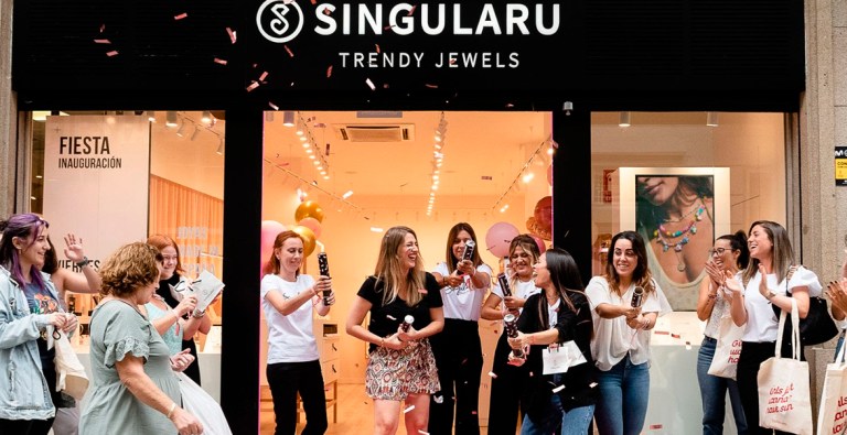 La inauguración tuvo lugar el 28 de mayo, a partir de las 18:00 horas, con una fiesta de apertura