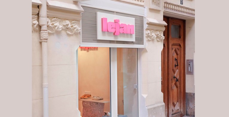 La tienda de Valencia ha sido concebida bajo el concepto Lejan House, un espacio luminoso, cálido y experiencial pensado para que las familias puedan probar y descubrir el calzado