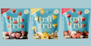 La gama está compuesta por tres variedades: fresas con chocolate con leche y blanco, frambuesas con chocolate negro y blanco, y piña con chocolate blanco y coco