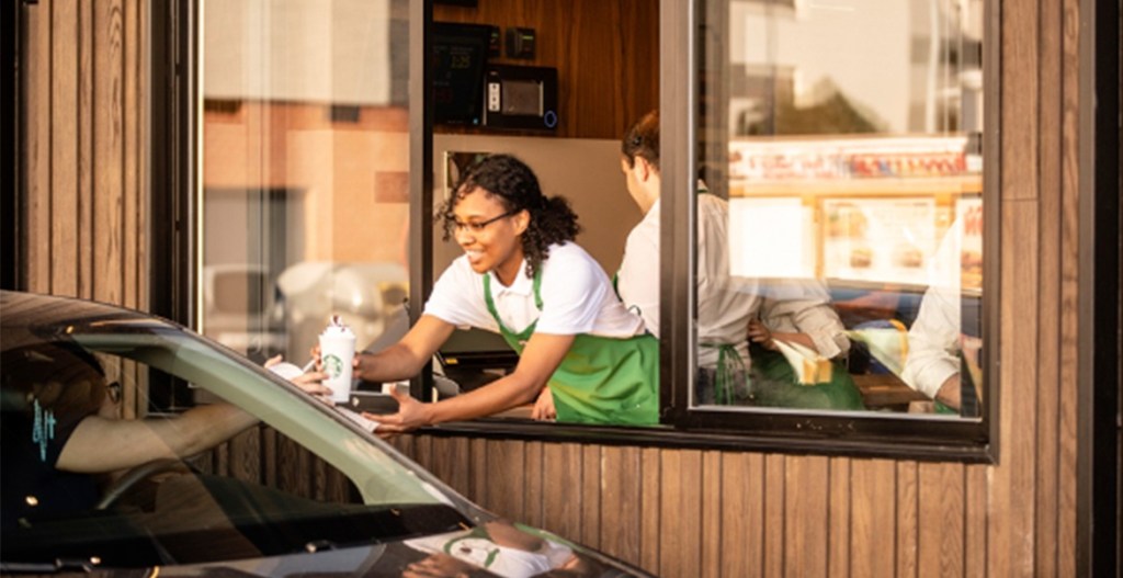 La marca se convierte en la primera cafetería especializada en España en apostar de forma definitiva por el formato Drive Thru con ‘Starbucks Auto’