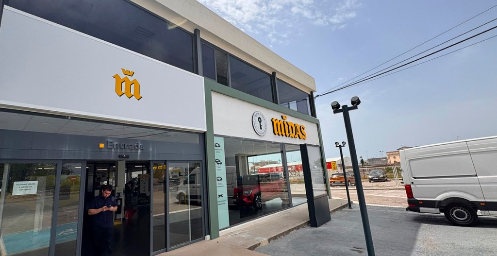 El taller ocupa 450 metros cuadrados, dispone de tres elevadores y emplea a tres personas
