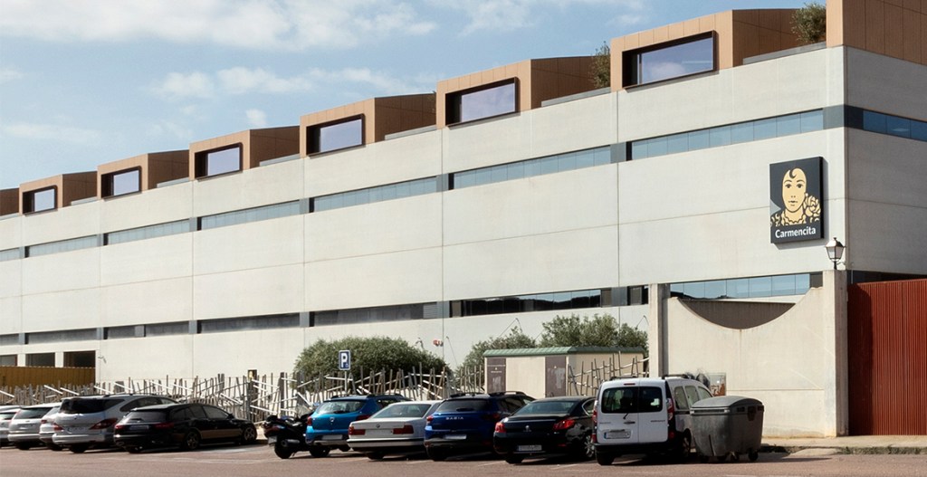 Solo en 2025, las inversiones superaron los cuatro millones de euros, frente a los 3,1 millones desembolsados durante el ejercicio anterior. Exterior de la nave de Novelda