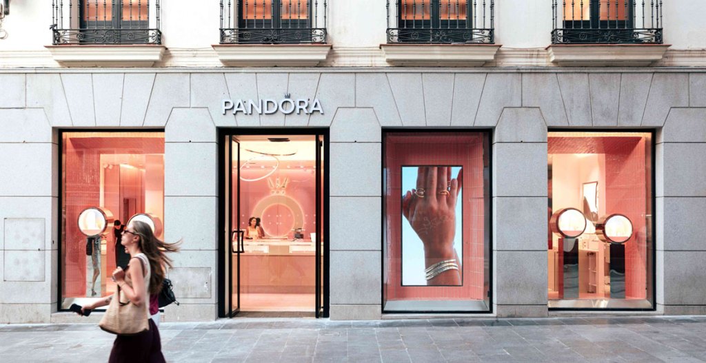 Pandora adapta su tienda de Preciados (Madrid) al nuevo concepto