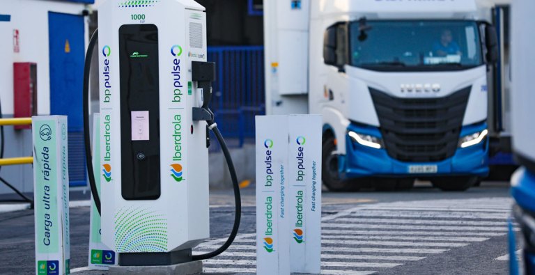 Iberdrola | bp pulse y Disfrimur amplían su red de recarga para camiones