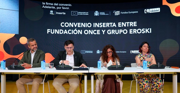 Representantes de Grupo Eroski y Fundación ONCE durante la firma del nuevo convenio Inserta para impulsar la contratación de personas con discapacidad hasta 2030