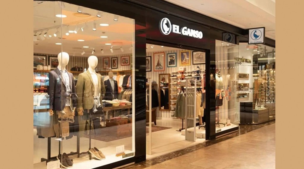 El espacio mantiene la identidad estética de la enseña, caracterizada por su estilo preppy y sus influencias británicas