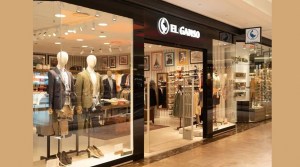 El espacio mantiene la identidad estética de la enseña, caracterizada por su estilo preppy y sus influencias británicas