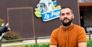 El directivo, vinculado a la entidad desde 2018, amplía sus responsabilidades tras nueve años al frente de la estrategia de marketing de la marca.