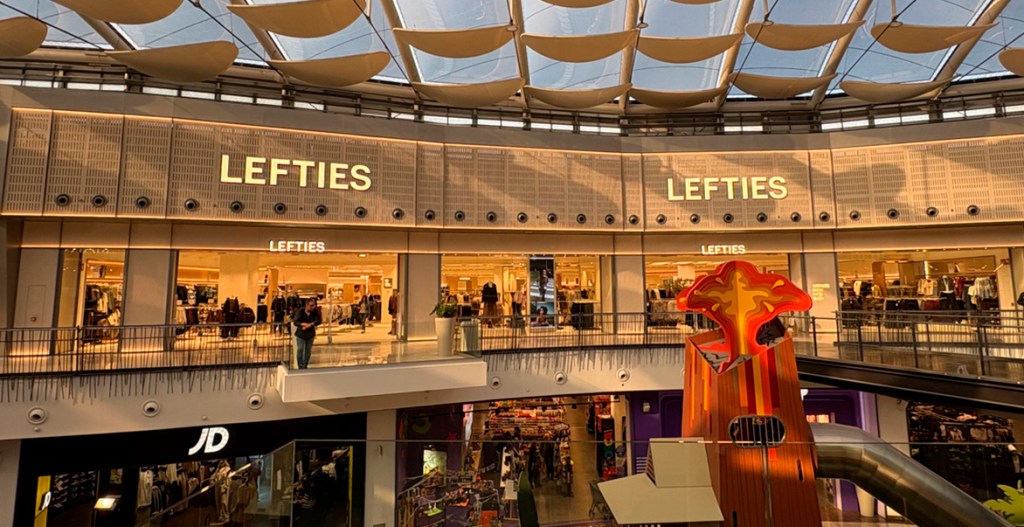 La firma de Inditex regresa al centro comercial madrileño con un espacio renovado que reúne sus colecciones de moda para toda la familia