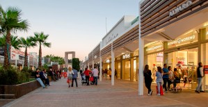 Con una superficie total de 126.500 metros cuadrados, el recinto combina comercio, restauración y ocio en un diseño al aire libre