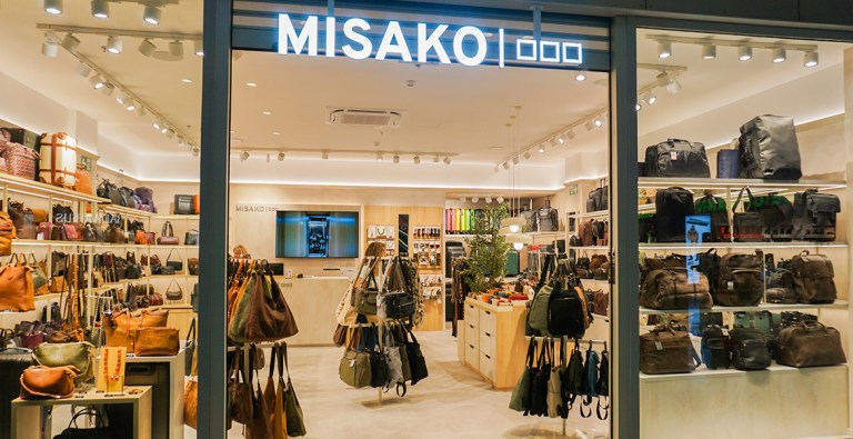Misako abrió las puertas de su nuevo establecimiento el pasado 14 de octubre, incorporando al centro una propuesta especializada en bolsos, mochilas y accesorios