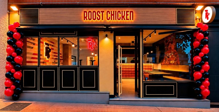Roost Chicken también ofrece servicio de reparto a domicilio a través de Glovo y Uber Eats y sitúa su precio medio en torno a los 20 euros