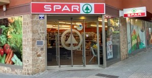 La oferta incluye más de 3.000 referencias de origen catalán, además de secciones de frutería y panadería en régimen de autoservicio