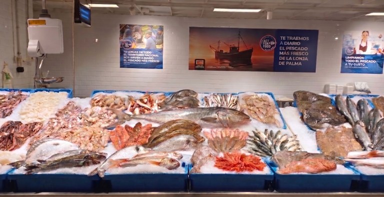 Los acuerdos alcanzados con flotas pesqueras y lonjas del Cantábrico permiten a la cadena disponer diariamente de bonito en sus pescaderías durante la campaña