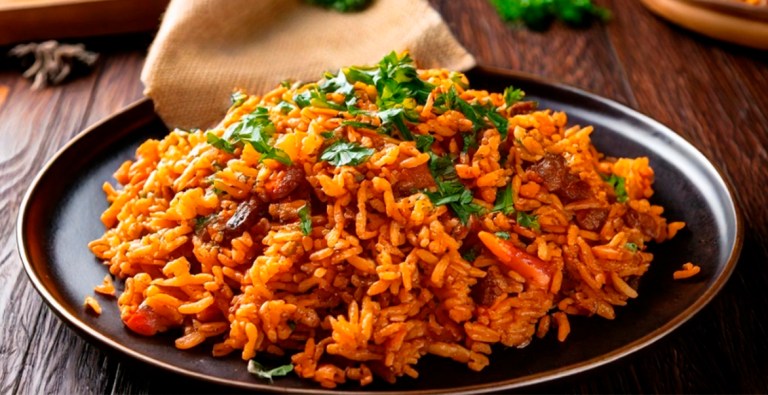 El arroz permite combinar distintos ingredientes, como verduras, pescados, carnes o legumbres, lo que facilita el desarrollo de nuevas referencias