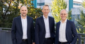 (De izq. a der.) Christoph Wolkerstorfer, CTO de TGW Logistics; Sebastian Wolf, CFO de TGW Logistics; y Henry Puhl, CEO de TGW Logistics.