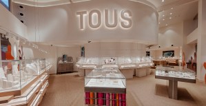 El formato, desarrollado junto al estudio de Lázaro Rosa-Violán, sitúa el producto y el oficio joyero en el centro de la experiencia comercial